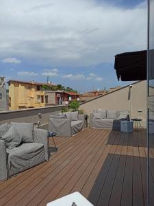 罗马Nikis Collection Trastevere的屋顶上带两张沙发的甲板