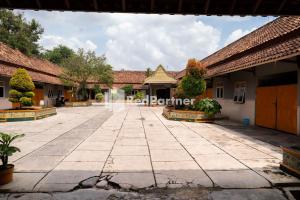 BanjarjoWisma Citra Metro Mitra RedDoorz的一座校舍空旷的庭院