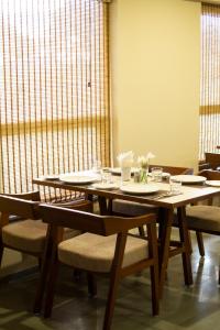 GolāghātChang's Garden & Resort的用餐室设有桌椅和窗户。
