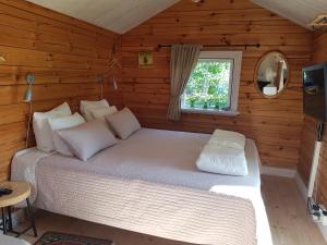 格兰纳Södra Kärr 4的小木屋内一间卧室,配有一张床