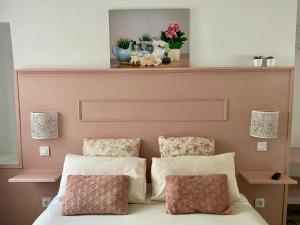 大加那利岛拉斯帕尔马斯La Casita de Las Palmas VV的一间卧室配有带两个枕头和一把 ⁇ 子的床