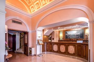 罗马Hotel Della Torre Argentina的大房间设有天花板和墙上的绘画