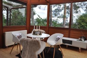 尼德根Ferienwohnung Rureifel的客房设有桌椅和窗户。