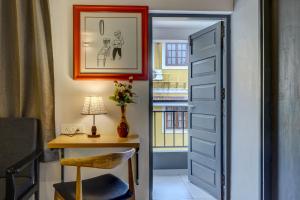 卡兰古特Hotel Plaza Inn by Rio的通往带书桌和桌子的房间的门