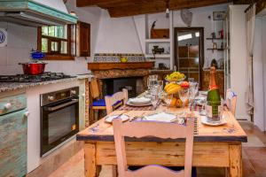 圣马里亚德尔卡米Nice Majorcan country house Sta Maria del Camí by Renthousing的厨房配有木桌、椅子和桌子。