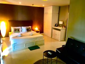 查汶Lenny's Koh Samui的一间卧室配有一张大床和一张沙发