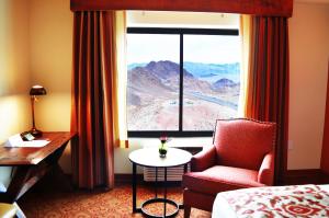 博尔德城胡佛水坝旅馆的酒店客房设有椅子和窗户。