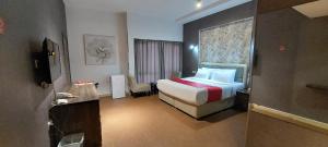塞拉莱EMAN HOUSE的酒店客房设有床和窗户。
