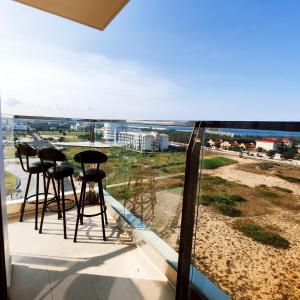 绥和市Beach apartment apec Phú Yên的阳台设有凳子,享有海景。