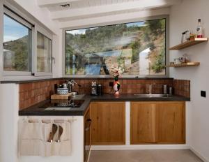 切法卢Villa Magliolo的一个带水槽和大窗户的厨房