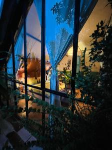 昆岛Uyen's House的一间设有蓝色窗帘的窗户的客房