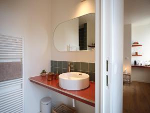 布鲁日Rûte - Bed no Breakfast的一间带水槽和镜子的浴室