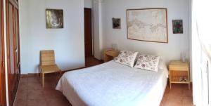 伊斯兰蒂拉Beach-Golf House的卧室配有白色的床和2个枕头