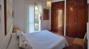 伊斯兰蒂拉Beach-Golf House的卧室配有白色的床和窗户。