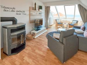 宾茨Apartmenthaus Jahreszeiten - Meerblick-Fewo 28的客厅设有壁炉和沙发。