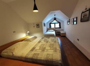 波斯托伊纳莱尼公寓的一张大床,位于带两张床的房间