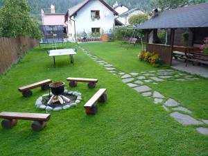 Oravský Biely PotokDovolenkový dom Dudáš的后院设有野餐桌和火坑