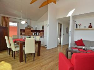 奥斯赛拜-塞林Ferienhaus Luv & Lee - Apt. 01的用餐室以及带桌椅的起居室。