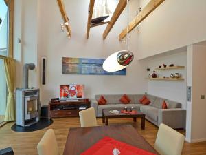 奥斯赛拜-塞林Ferienhaus Luv & Lee - Apt. 02的客厅配有沙发和桌子