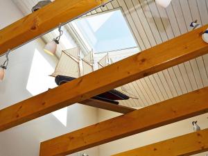 奥斯赛拜-塞林Ferienhaus Luv & Lee - Apt. 02的木楼梯,天花板上悬挂着一条小船