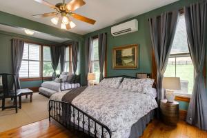 温泉城Hillcrest的一间卧室配有一张床和吊扇