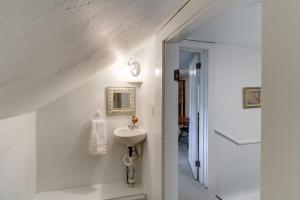 温泉城Hillcrest的浴室设有水槽和墙上的镜子