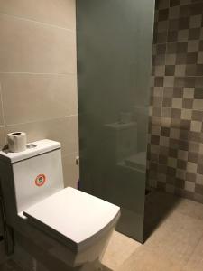 卡拉奇Hamsun Shahrah-e-Faisal的浴室配有白色卫生间和淋浴。