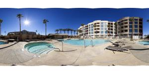 拉斯维加斯Staybridge Suites Las Vegas - Stadium District的一个带椅子的大型游泳池,一个度假村