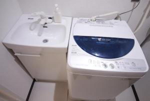 东京Central Field 4F的浴室内水槽旁的洗衣机