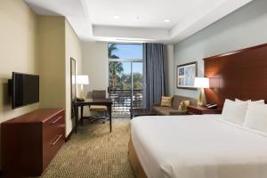 拉斯维加斯Staybridge Suites Las Vegas - Stadium District的配有一张床和一张书桌的酒店客房