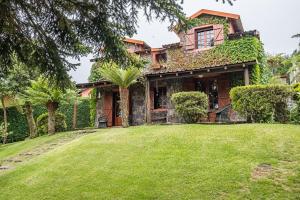 桑塔纳Villa Achada da Mouca by Madeira Sun Travel的前面有大院子的房子