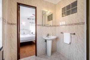 纳扎雷Carepa SUITES的一间带水槽和镜子的浴室