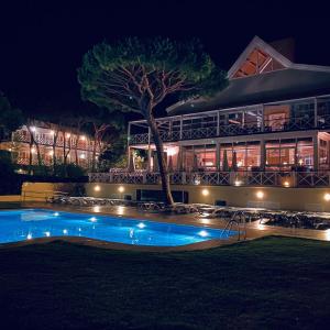 厄尔-汝姆披多努弗波提尔高尔夫酒店的一座晚上设有游泳池的建筑