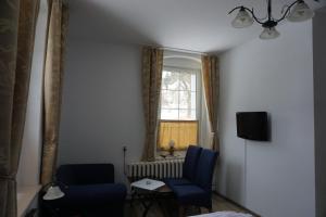 库多瓦-兹德鲁伊Willa Dunajec的客厅配有两把椅子和窗户