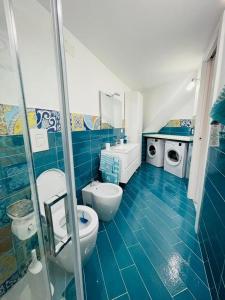 普罗奇达La Casetta di Sasá的蓝色的浴室设有卫生间和淋浴。