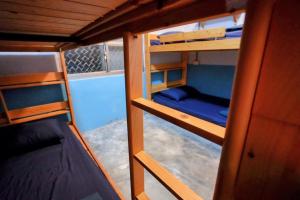 小琉球岛奥之海潜水旅宿的一间小房间,内设两张双层床