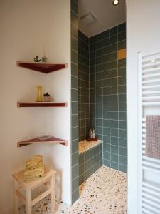 布鲁日Rûte - Bed no Breakfast的浴室设有绿色瓷砖和淋浴。