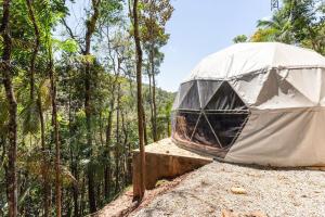 茹基蒂巴Jângala Glamping Natureza的森林中间的帐篷