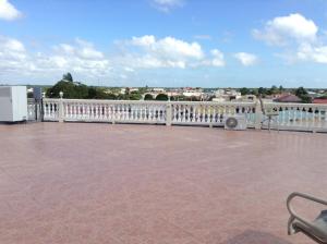 科罗萨尔Mirador Hotel的阳台设有白色的围栏和长凳。