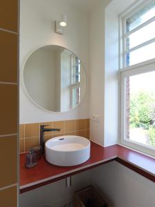 布鲁日Rûte - Bed no Breakfast的浴室设有白色水槽和镜子