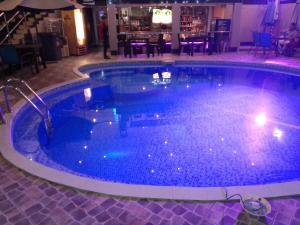 伊基托斯SAFARI HOTEL IQUITOS的大型游泳池位于酒店客房内,