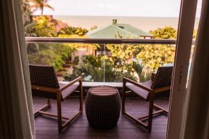 纳塔尔Vogal Luxury Beach Hotel & SPA的阳台配有两把椅子,享有海景。