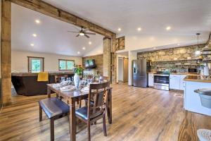DundeeHidden Hollow Family Home with Mod Interior!的厨房以及带桌椅的用餐室。