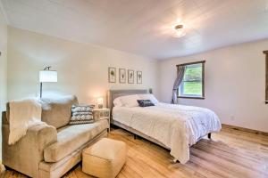 DundeeHidden Hollow Family Home with Mod Interior!的一间卧室配有一张床和一张沙发