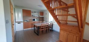 切尔尼杜尔Relax Chalet的厨房设有木桌和木楼梯。