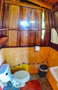 蒙特苏马Montezuma Heights的一间带卫生间和水槽的浴室