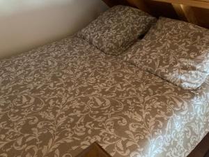 BroyeCharmante maisonnette indépendante的床上有毯子和枕头