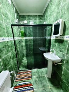 伊波茹卡House Maraca的带淋浴、卫生间和盥洗盆的浴室