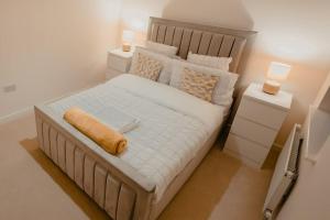 罗瑟勒姆Willow Heights Modern 5-7 Persons/3 Bed Detached的一间卧室配有一张带2个床头柜的大型白色床