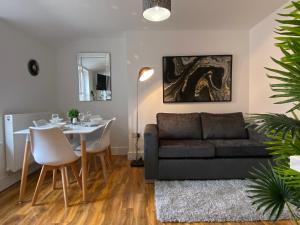 贝德福德De Parys Serviced Flat in Bedford 4的客厅配有沙发和桌子